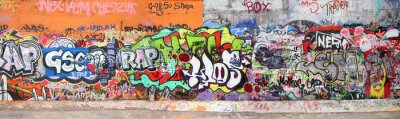 Lange muur beschilderd met graffiti