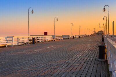 Lege pier bij zonsopgang