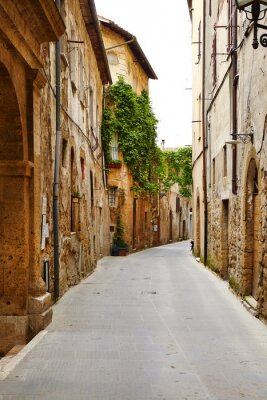 Lege Toscaanse straat in de ochtend