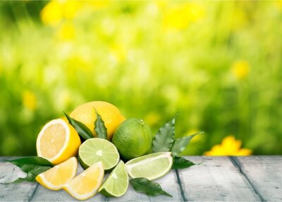 Poster Limoenen en citroenen uitgestald op een houten tafel.