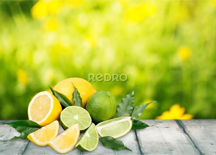 Poster Limoenen en citroenen uitgestald op een houten tafel.