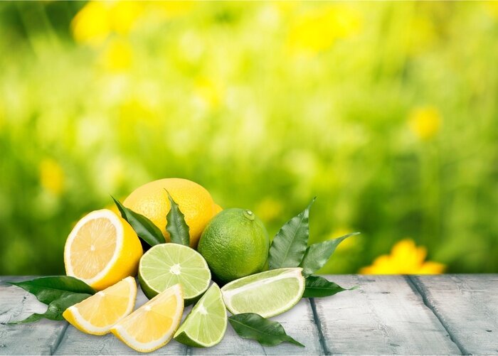 Poster Limoenen en citroenen uitgestald op een houten tafel.
