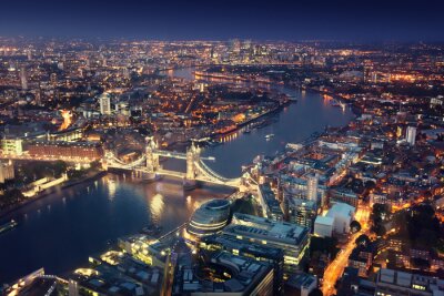 Londen bij nacht met de stedelijke architectuur en de Tower Bridge