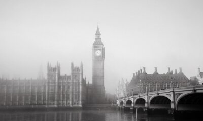 Londen in de mist in zwart-wit