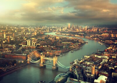 Londen luchtfoto met Tower Bridge in zonsondergang tijd