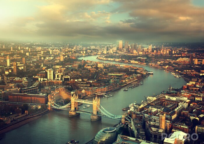 Poster Londen luchtfoto met Tower Bridge in zonsondergang tijd