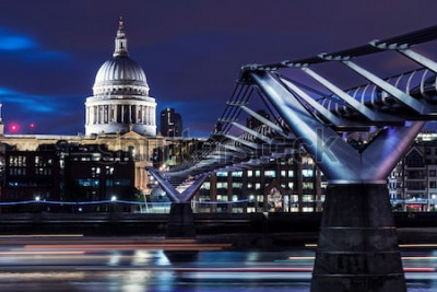 Poster Londen met de Millennium Bridge bij nacht