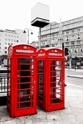 Londense telefooncel op de achtergrond van de stad