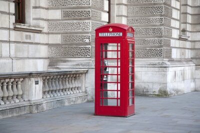 Londense telefooncel op de achtergrond van het gebouw