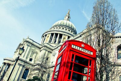 Londense telefooncel op de achtergrond van St Pauls