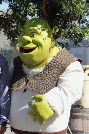 Poster Los Angeles, California, USA - 12 maart 2015: De film karakter Shrek is het nemen van foto's met toeristen bij Universal Studios Hollywood, dat is de eerste film studio en het themapark van Universal 
