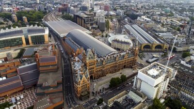 Poster Luchtfoto van de iconische architectuur en de spoorwegstations Kings Cross en St Pancras in Londen, Verenigd Koninkrijk