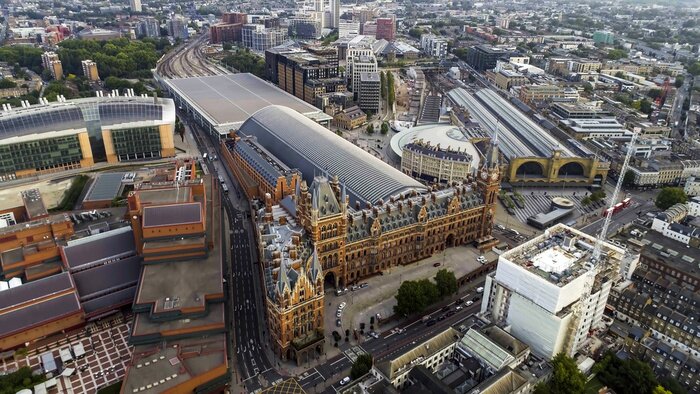 Poster Luchtfoto van de iconische architectuur en de spoorwegstations Kings Cross en St Pancras in Londen, Verenigd Koninkrijk