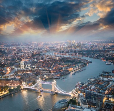 Poster Luchtfoto van Londen in de schemering