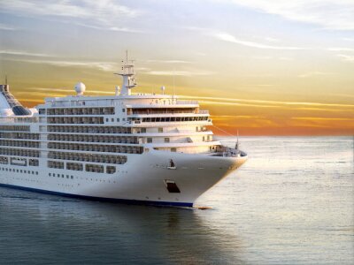 Luxe cruiseschip dat van de haven op zonsondergang