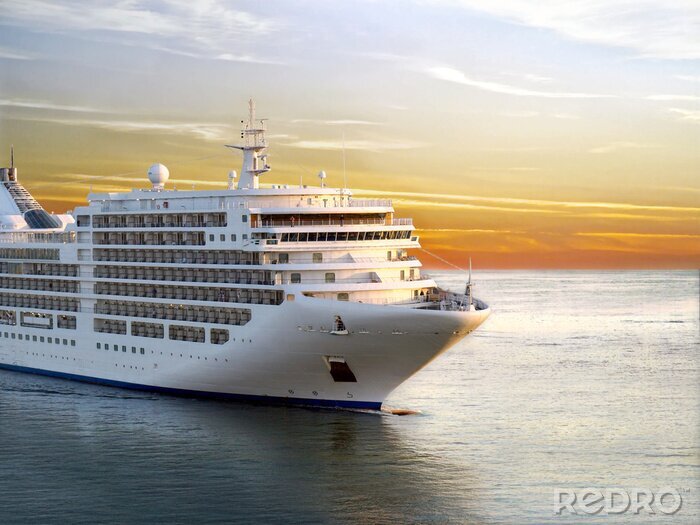 Poster Luxe cruiseschip dat van de haven op zonsondergang