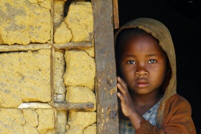 Poster Madagascar-verlegen en arm Afrikaans meisje met hoofddoek