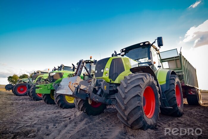 Poster Maïs geoogst, tractoren en wagens geplaatst naast elkaar
