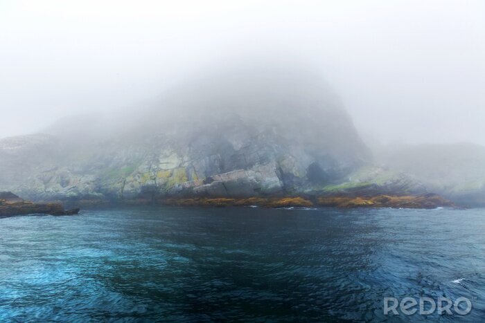 Poster Majestic zee en rotsen in zware mist