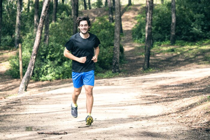 Poster Man loopt in het park