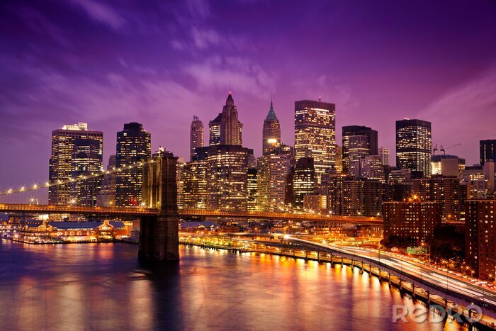 Poster Manhattan bij nacht met uitzicht op de Brooklyn Bridge