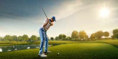Poster Mannelijke golfspeler op professionele golfbaan. Golfspeler met golfclub die een schot neemt