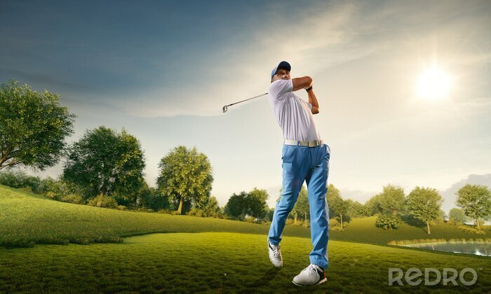 Poster Mannelijke golfspeler op professionele golfbaan. Golfspeler met golfclub die een schot neemt