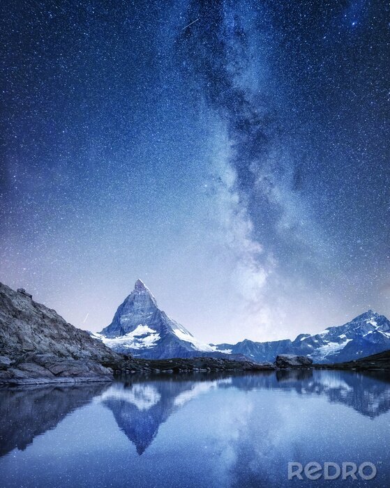 Poster Matterhorn en bezinning over de waterspiegel bij de nachttijd. Melkweg boven Matterhorn, Zwitserland. Mooi natuurlijk landschap in Zwitserland