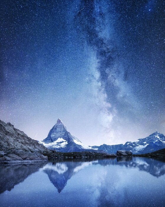 Poster Matterhorn en bezinning over de waterspiegel bij de nachttijd. Melkweg boven Matterhorn, Zwitserland. Mooi natuurlijk landschap in Zwitserland