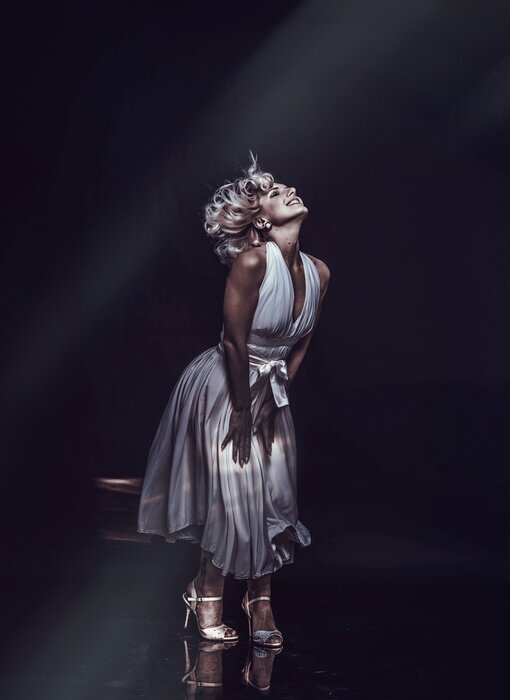 Poster Meisje in witte jurk zoals glam icoon Marilyn Monroe