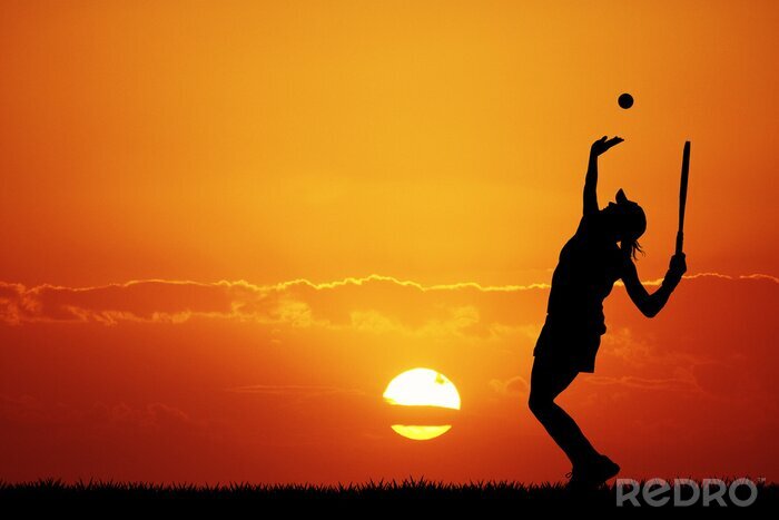 Poster meisje spelen tennis bij zonsondergang