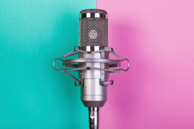 Microfoon in kleurrijke studio