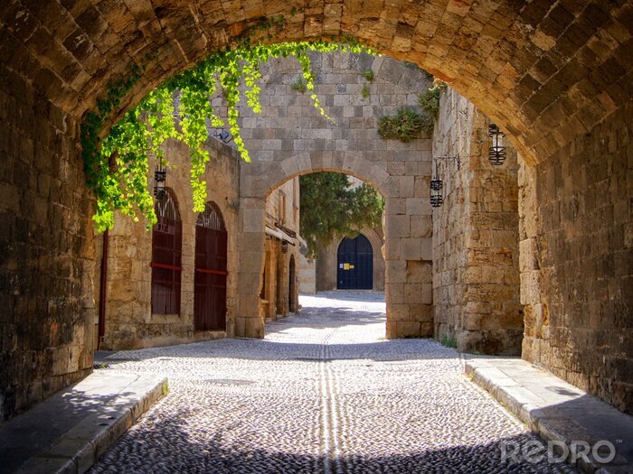 Poster Middeleeuwse gebogen straat in de oude stad van Rhodos, Griekenland