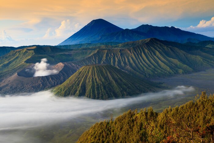 Poster Mistig berglandschap in de ochtend