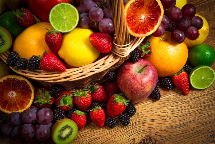 Poster Mix van vers fruit op rieten bascket
