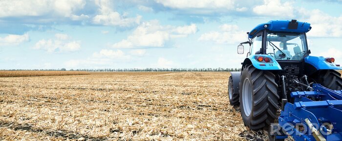 Poster Moderne tractor werkt in het veld