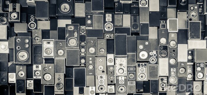 Poster Monochromatische luidsprekers aan een muur