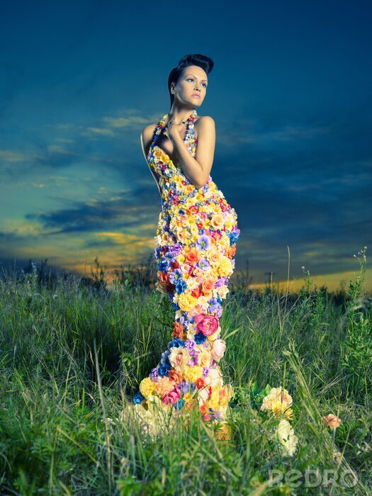 Poster Mooie dame in jurk van bloemen