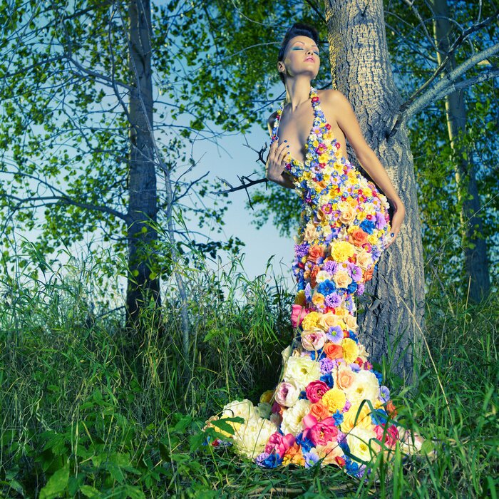 Poster Mooie dame in jurk van bloemen