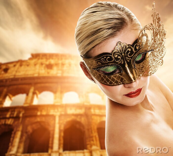 Poster Mooie vrouw in de voorkant van het Colosseum (Rome, Italië)