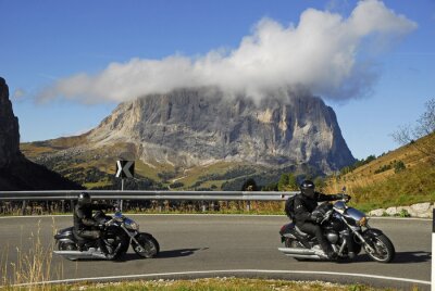 Poster Motorrijders op de weg met een berg op de achtergrond.