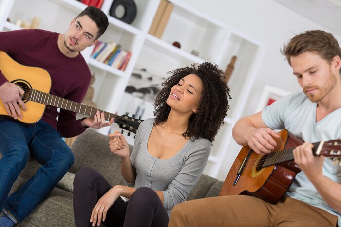 Poster muziekband tijdens cd-opname in de studio