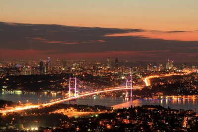Nachtpanorama van de stad met de verlichte brug