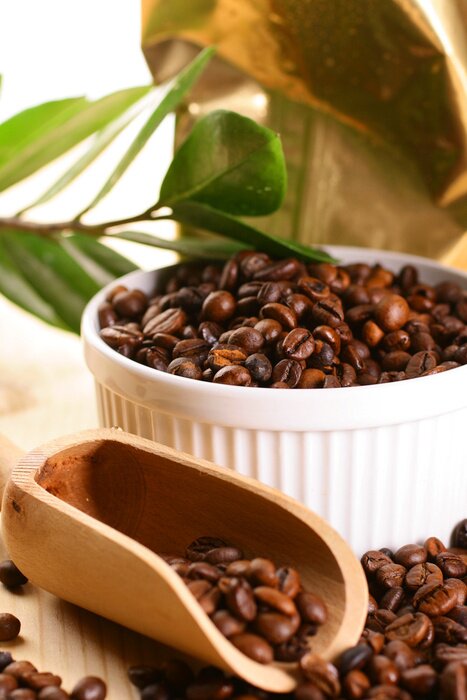 Poster Natuurlijke koffiebonen op tafel