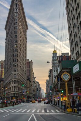 Poster NEW YORK CITY - CIRCA 2016: Het Flatiron Building staat tussen Broadway en Fifth Avenue op een drukke zaterdagavond in Manhattan, New York City. Het Flatirongebouw is een 22-jarige driehoekige vorm