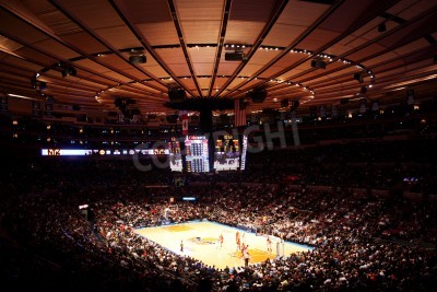 Poster New York City, Verenigde Staten - 8 december 2010: Panorama van New York Knicks NBA wedstrijd tegen Toronto Raptors in Madison Square Garden