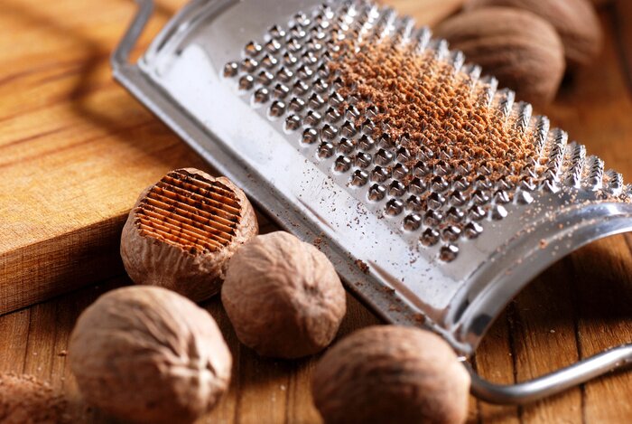 Poster Noce moscata e Grattugia sul tavolo di Legno