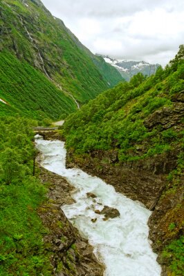 Poster Noors landschap met een bergrivier