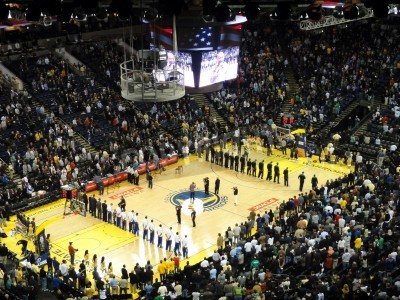 Poster OAKLAND, CA - 22 februari: Celtics vs. Warriors: De spelers bevinden zich in lijnen tijdens het zingen van het volkslied bij Oracle Arena genomen, 22 februari 2011 Oakland Californië.