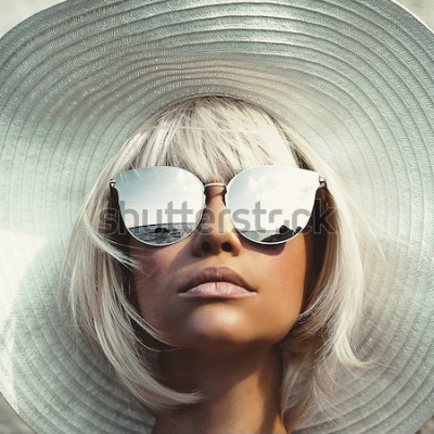 Poster Openluchtmanierfoto van jonge mooie dame in hoed en zonnebril. Reizen naar Summer Beach. Summer vibes